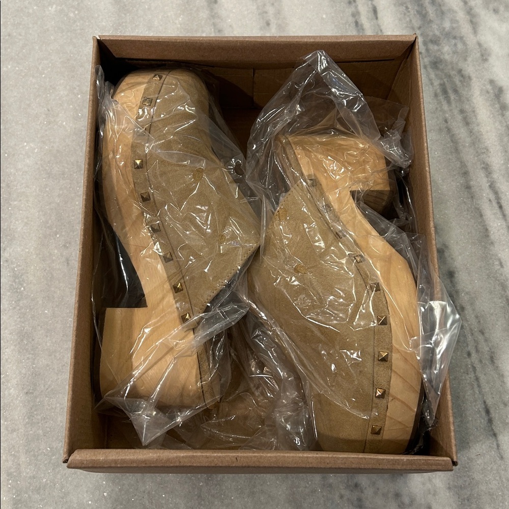 Steve Madden Brooklyn Taupe Suede Studded Wooden Clogs sz 8 - Picture 9 of 10